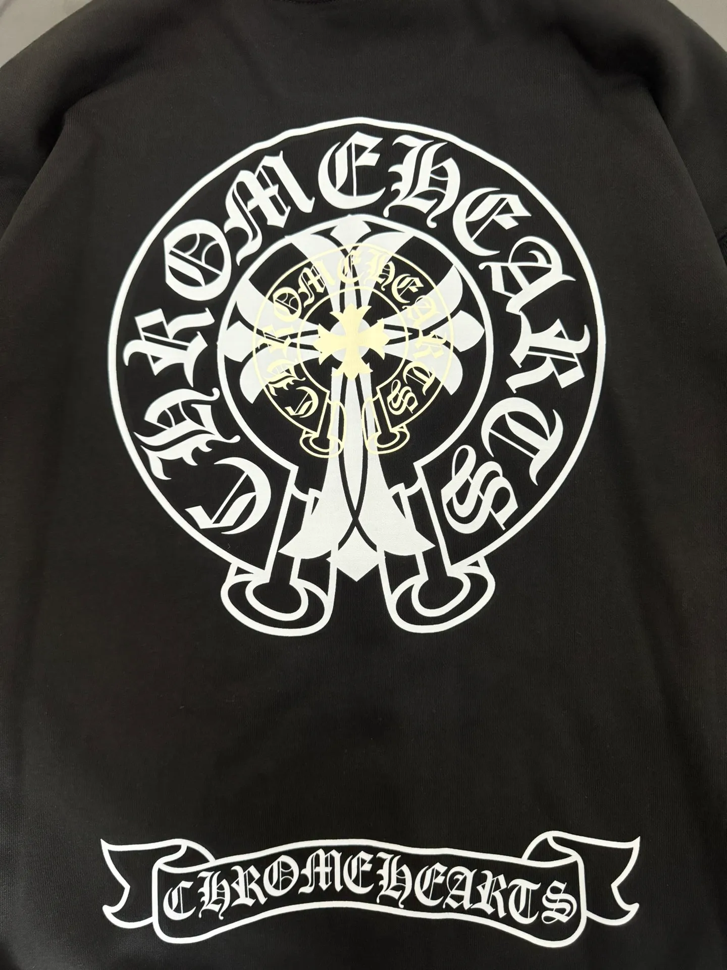 P230 Chrome Hearts*Chrome Hearts* The latest round-neck fashionable long-sleeved sweatshirt in autumn and winter, with printed logo design and 400 grams of pure cotton fabric! It is close to the skin and comfortable, durable and easy to wear. The original factory craftsmanship is meticulous. It is a must-have for casual wear. Size S M L XL XXL